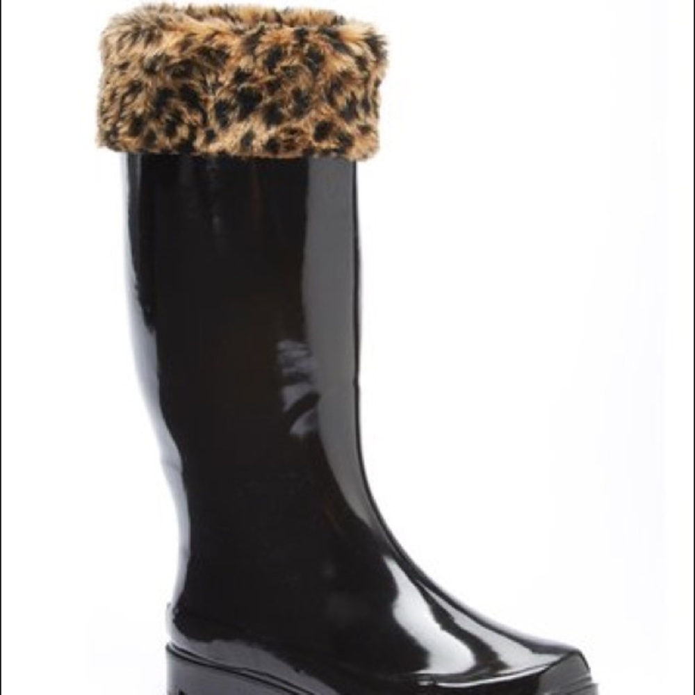 Black rubber rain boots w leopard faux fur sock